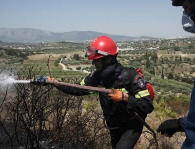 Φωτιά στην ανατολική Μάνη: Μεταφέρθηκαν λουόμενοι για ασφάλεια